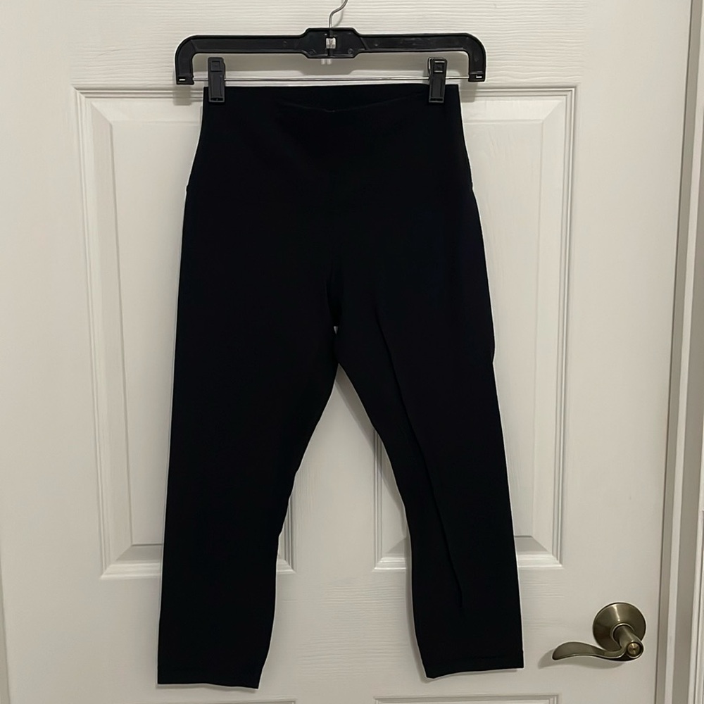 Lululemon women’s Black High Waisted capri length leggings